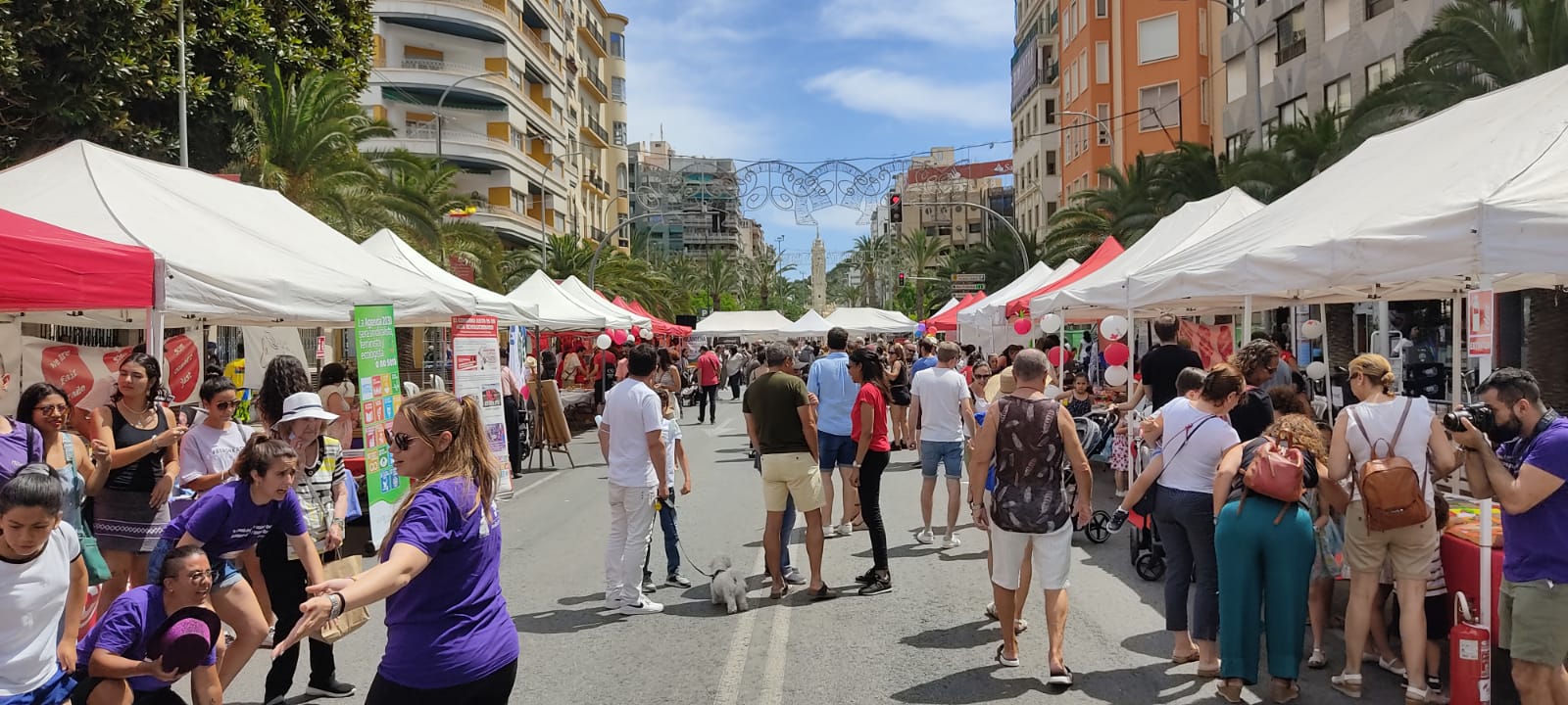 Alicante se conciencia y conmemora el Día del Comercio Justo en la avenida de La Estación Alicante se conciencia y conmemora el Día del Comercio Justo en la avenida de La Estación