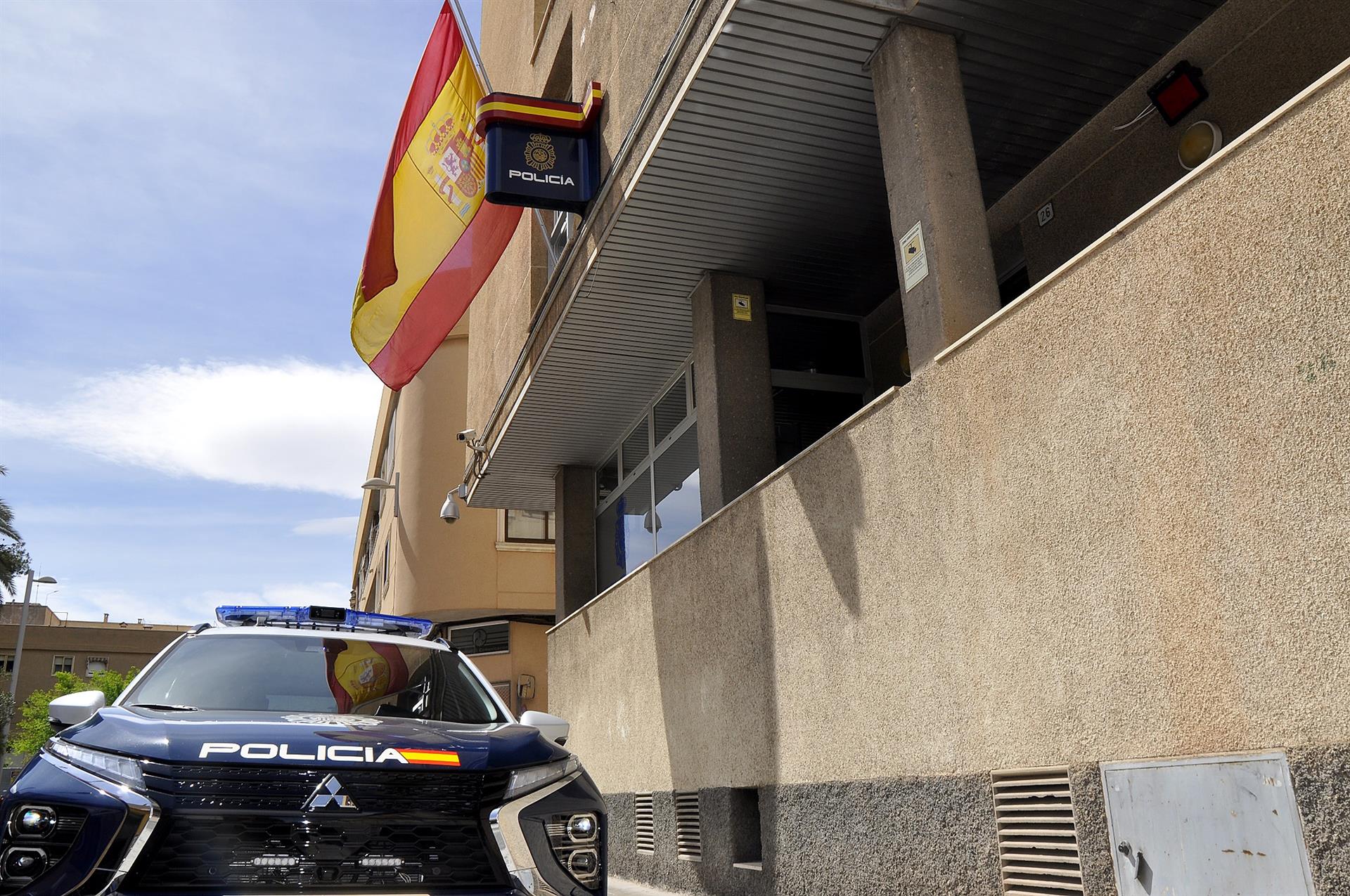 Detenido en Petrer tras robar cuatro tarjetas bancarias del interior de un coche y realizar comprar con ellas Detenido en Petrer tras robar cuatro tarjetas bancarias del interior de un coche y realizar comprar con ellas