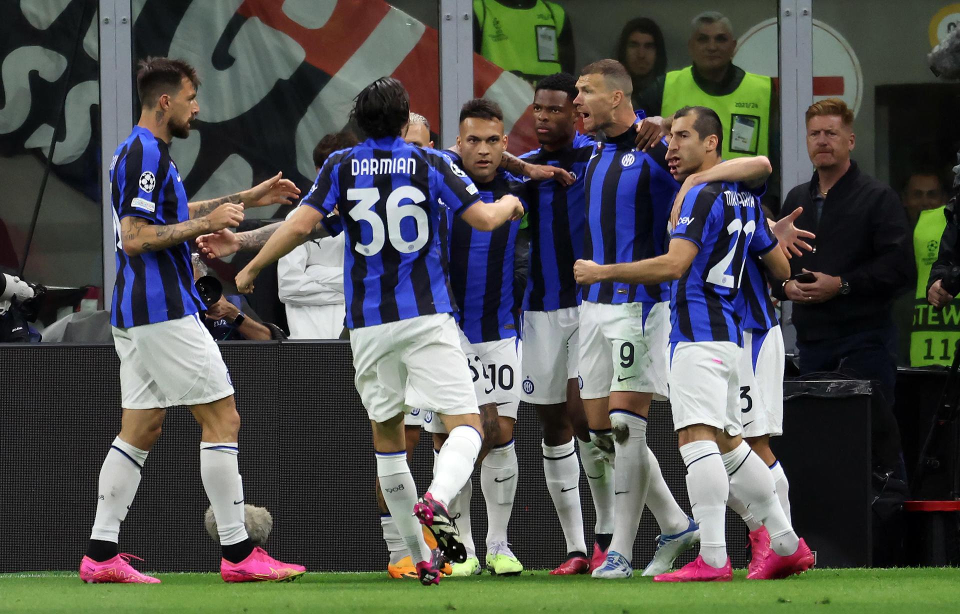 El Inter golpea primero ante el Milan y apunta a Estambul El Inter golpea primero ante el Milan y apunta a Estambul