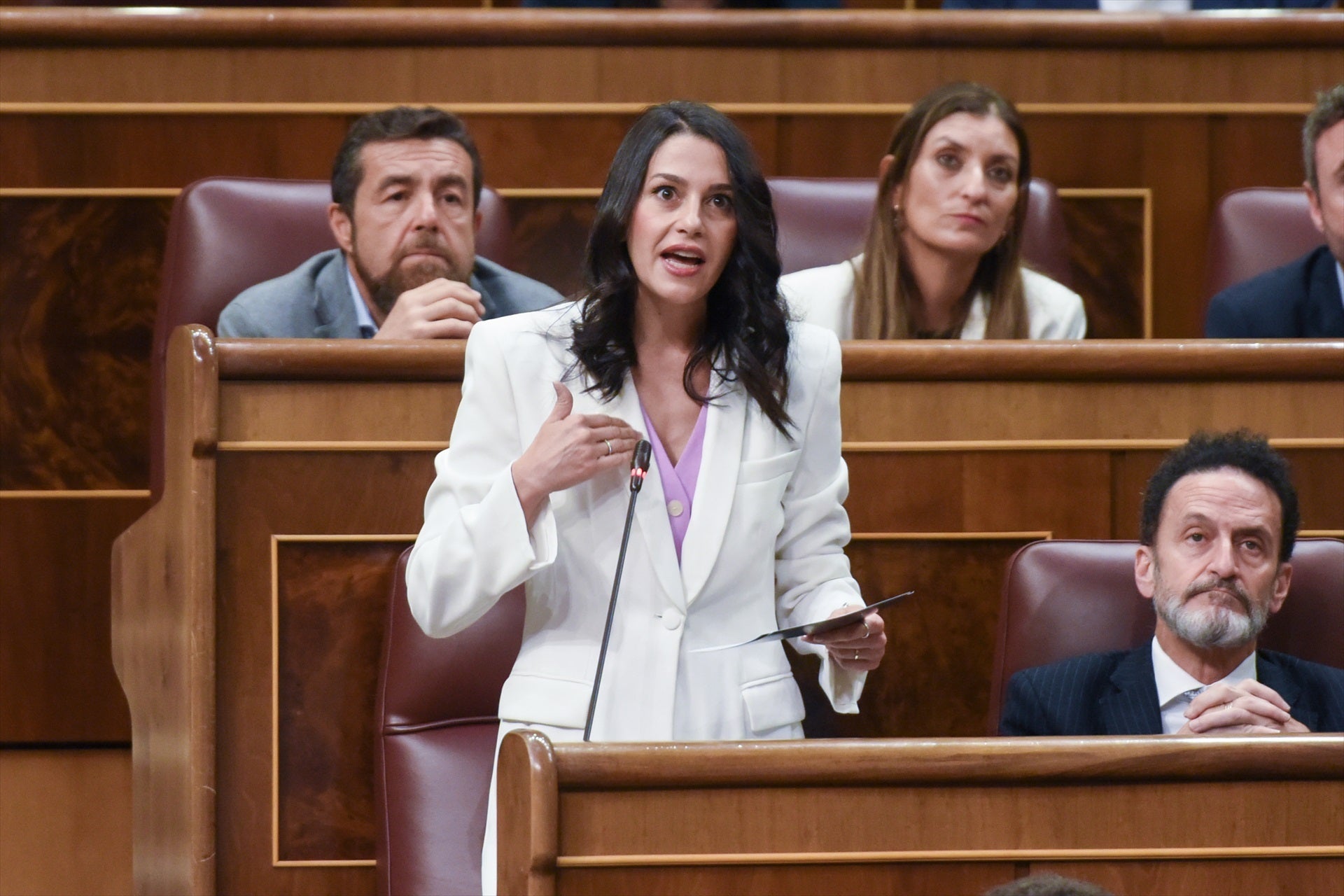 Arrimadas, a Sánchez: "Es un gobernante inverso, ayuda a quien debería perseguir" Arrimadas, a Sánchez: "Es un gobernante inverso, ayuda a quien debería perseguir"