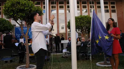 Izada de la bandera europea en la UCA Izada de la bandera europea en la UCA