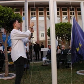Izada de la bandera europea en la UCA Izada de la bandera europea en la UCA