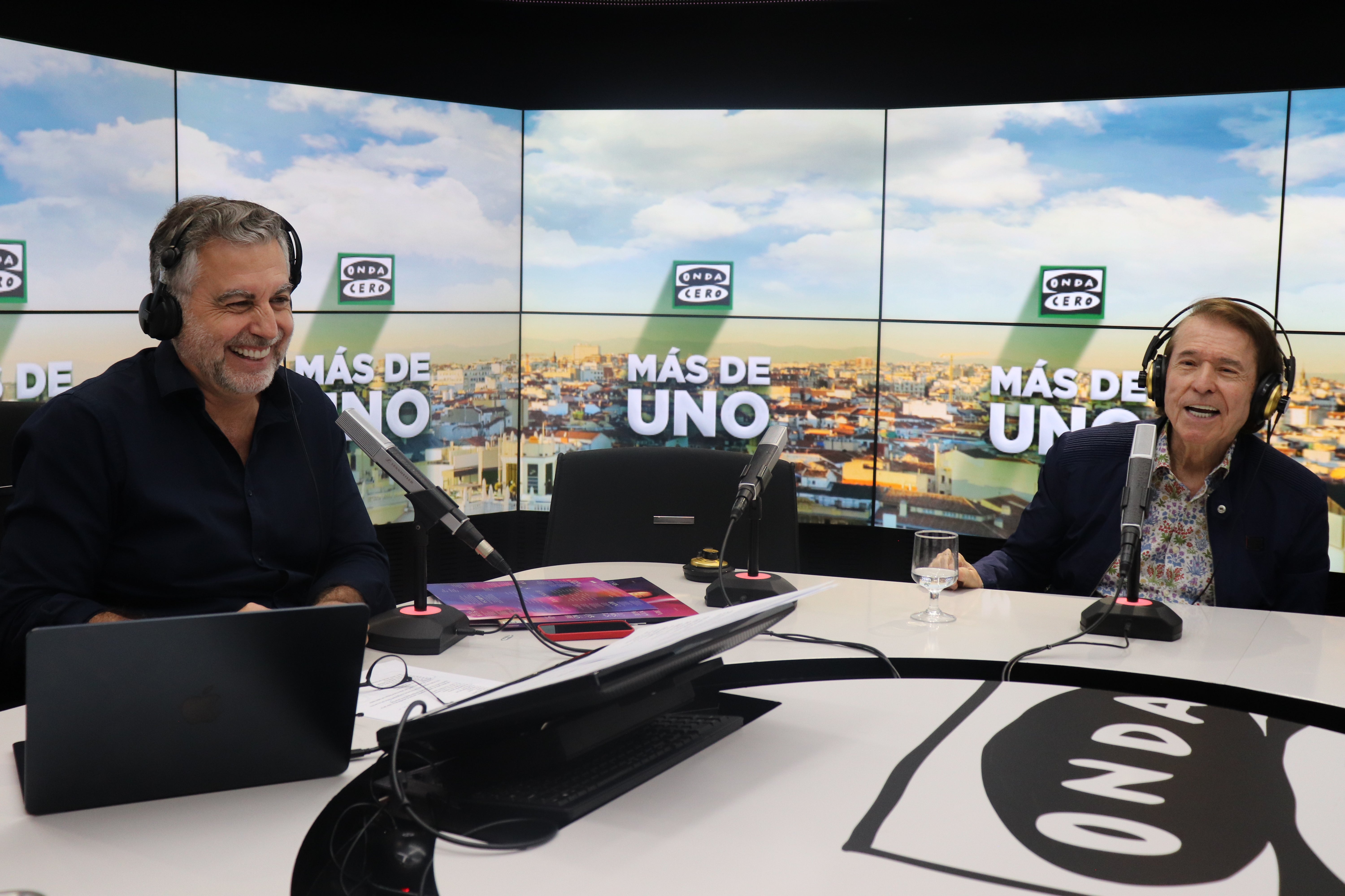 Vídeo de la entrevista a Raphael: "Tengo mucha suerte, jamás se me ha dicho que no a nada" Vídeo de la entrevista a Raphael: "Tengo mucha suerte, jamás se me ha dicho que no a nada"