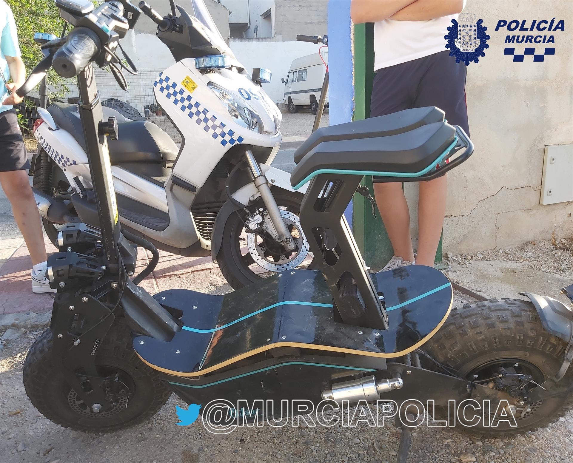 Denunciado por circular con un vehículo eléctrico con asiento sin autorización, sin seguro y sin casco Denunciado por circular con un vehículo eléctrico con asiento sin autorización, sin seguro y sin casco