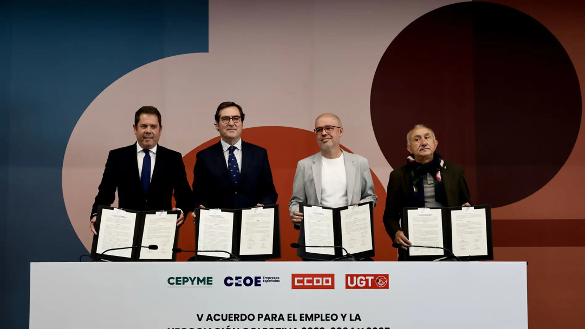 Patronal y sindicatos formalizan con su firma el nuevo acuerdo salarial hasta 2025/ EFE/ Sergio Pérez