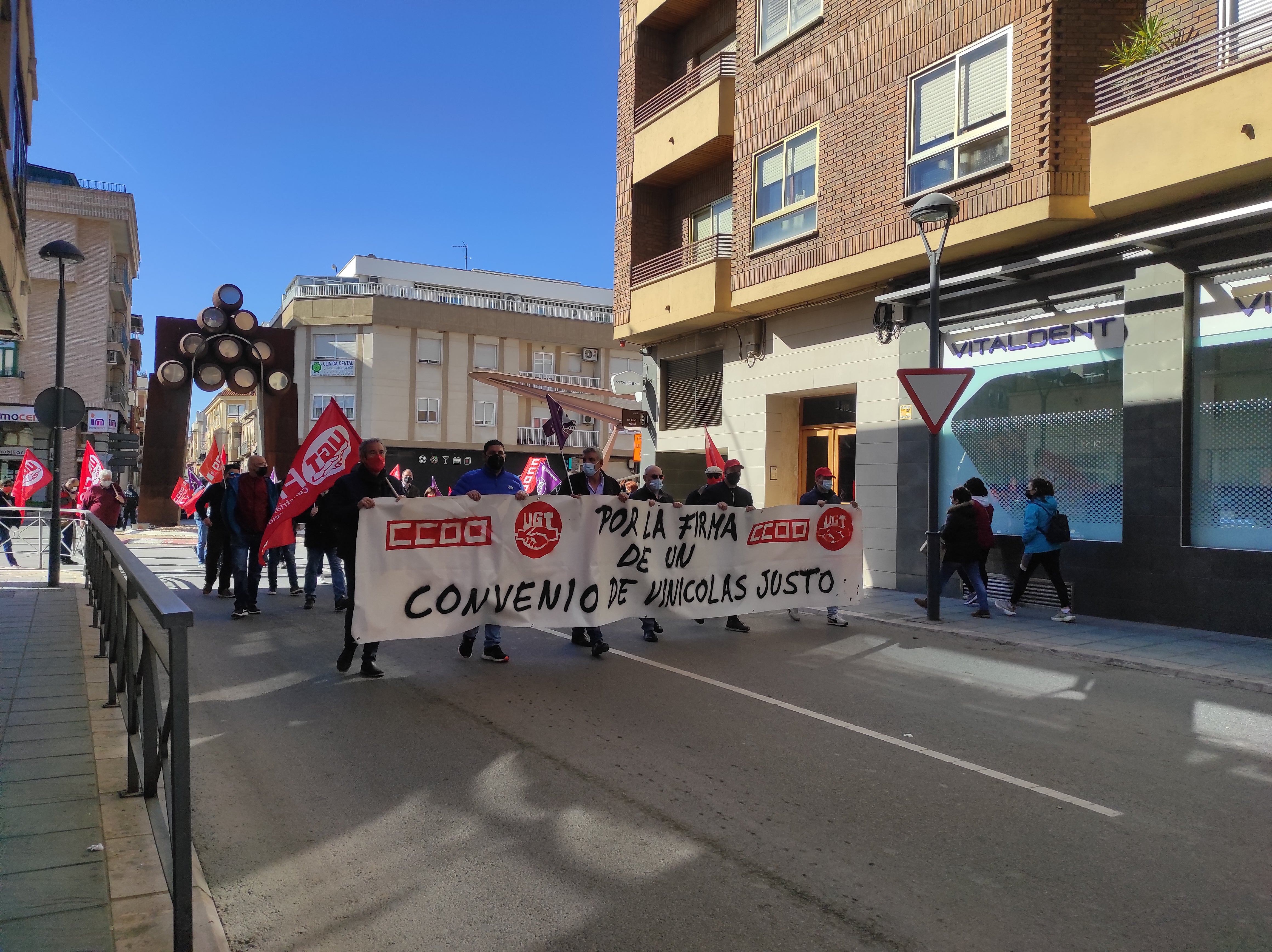 Sindicatos y patronal alcanzan un acuerdo para subir los salarios de 10 000 trabajadores de Vinícolas de Ciudad Real Sindicatos y patronal alcanzan un acuerdo para subir los salarios de 10 000 trabajadores de Vinícolas de Ciudad Real