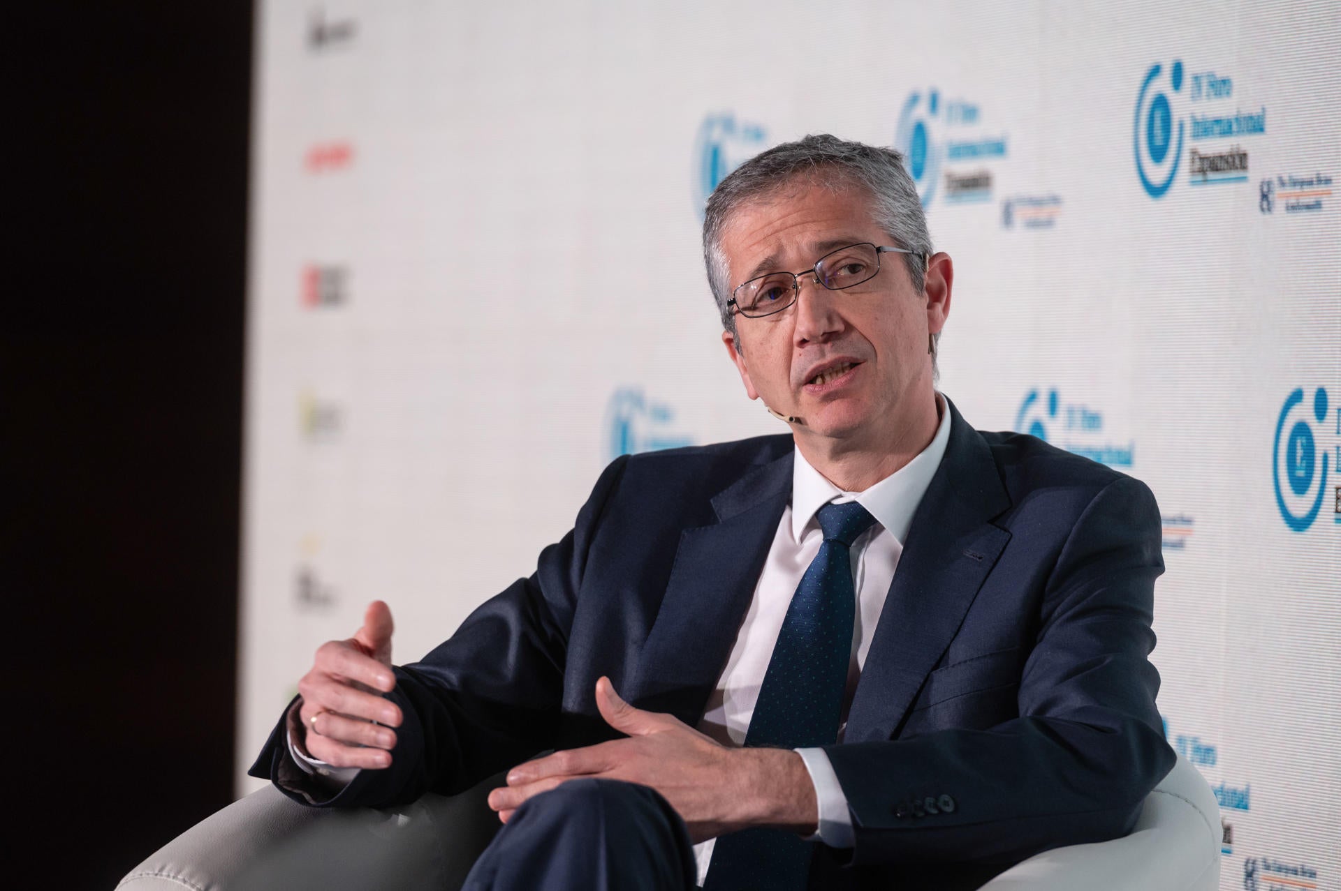 El gobernador del Banco de España propone cambiar la prestación por desempleo para "cobrar más, pero durante menos tiempo" El gobernador del Banco de España propone cambiar la prestación por desempleo para "cobrar más, pero durante menos tiempo"