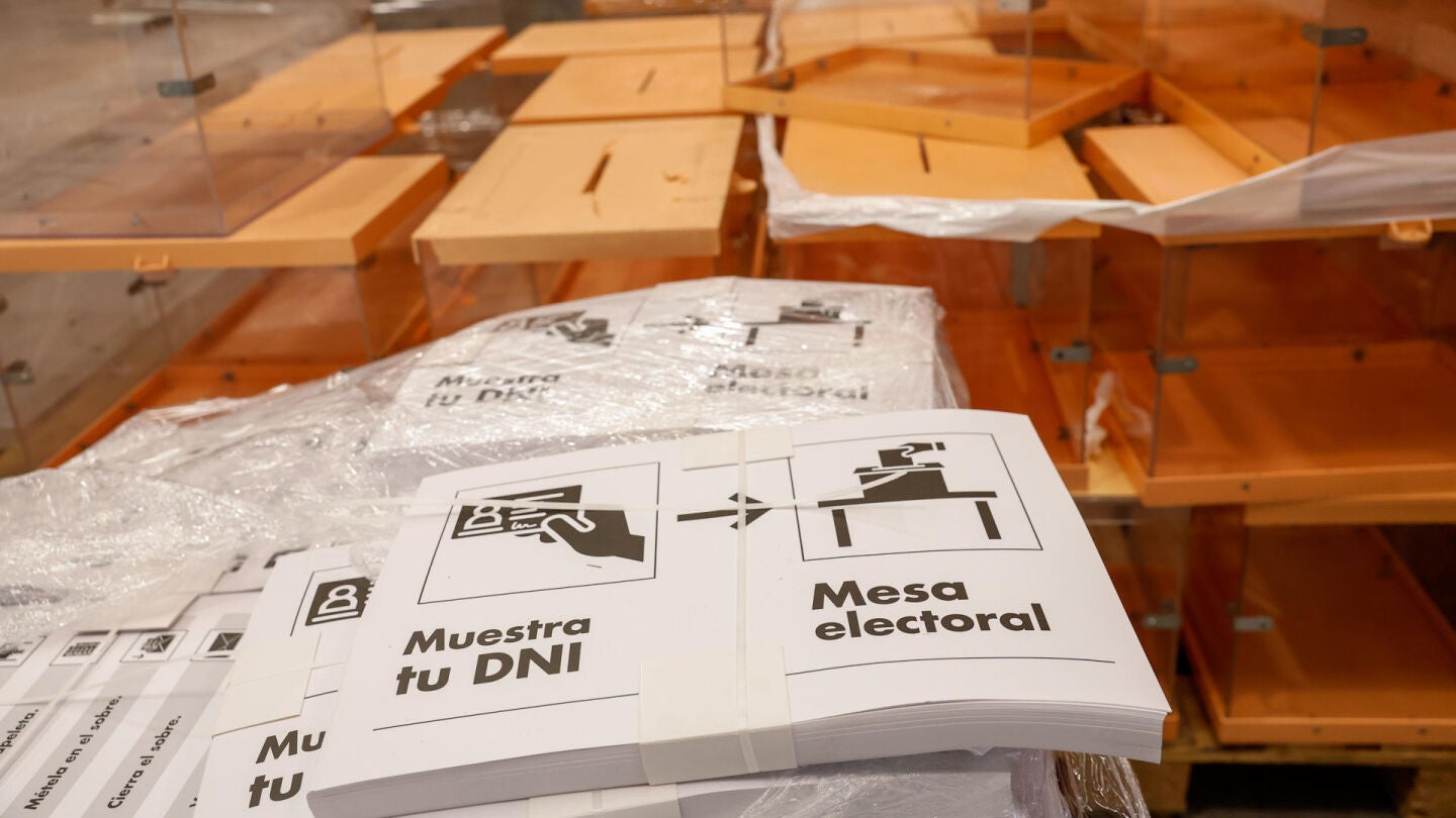 Urnas y papeletas almacenadas en el centro log&iacute;stico para las elecciones locales y auton&oacute;micas del 28M
