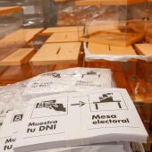 Urnas y papeletas almacenadas en el centro logístico para las elecciones locales y autonómicas del 28M