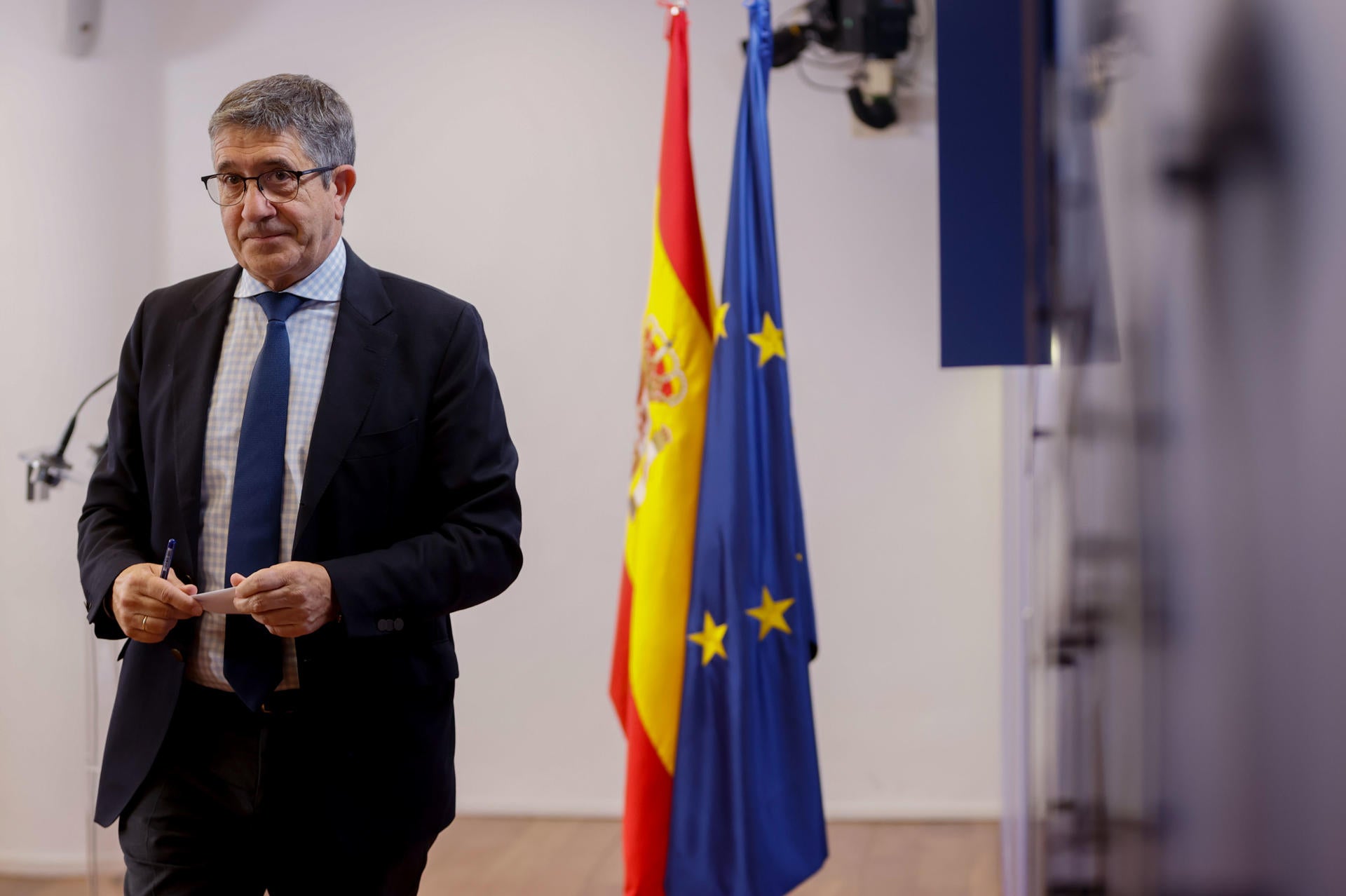 Gobierno y PSOE guardan silencio sobre la decisión de Bildu de incluir etarras en sus listas Gobierno y PSOE guardan silencio sobre la decisión de Bildu de incluir etarras en sus listas