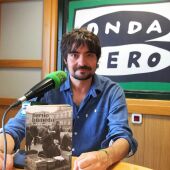 Emilio Gancedo con el libro Barrio Húmedo