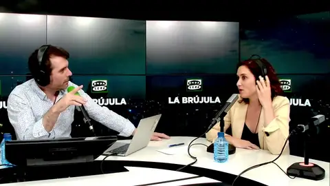 Ayuso contesta a las acusaciones de llevar un pinganillo: "Me rasco la oreja..." Ayuso contesta a las acusaciones de llevar un pinganillo: "Me rasco la oreja..."
