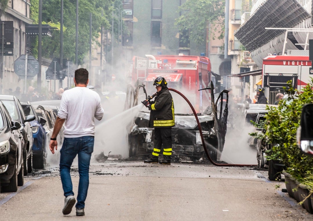Un herido por la explosión de un camión con bombonas de oxígeno en el centro de Milán Un herido por la explosión de un camión con bombonas de oxígeno en el centro de Milán