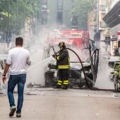 Un herido por la explosión de un camión con bombonas de oxígeno en el centro de Milán