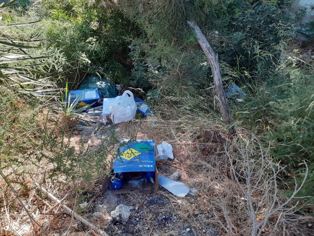 Vecinos de Cala Llonga denuncian la gran cantidad de porquería que dejan los turistas de una vivienda turística sin placa Vecinos de Cala Llonga denuncian la gran cantidad de porquería que dejan los turistas de una vivienda turística sin placa