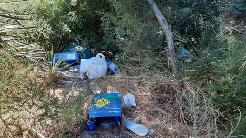 Vecinos de Cala Llonga denuncian la gran cantidad de porquería que dejan los turistas de una vivienda turística sin placa Vecinos de Cala Llonga denuncian la gran cantidad de porquería que dejan los turistas de una vivienda turística sin placa