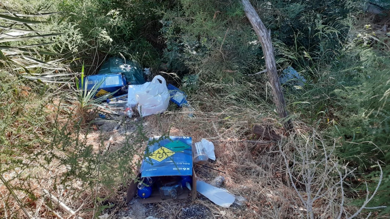 Vecinos de Cala Llonga denuncian la gran cantidad de porquer&iacute;a que dejan los turistas de una vivienda tur&iacute;stica sin placa