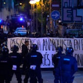 Mossos d'Esquadra vigilan a varios manifestantes que apoyan a los okupas de los edificios de La Ruïna y el Kubo.
