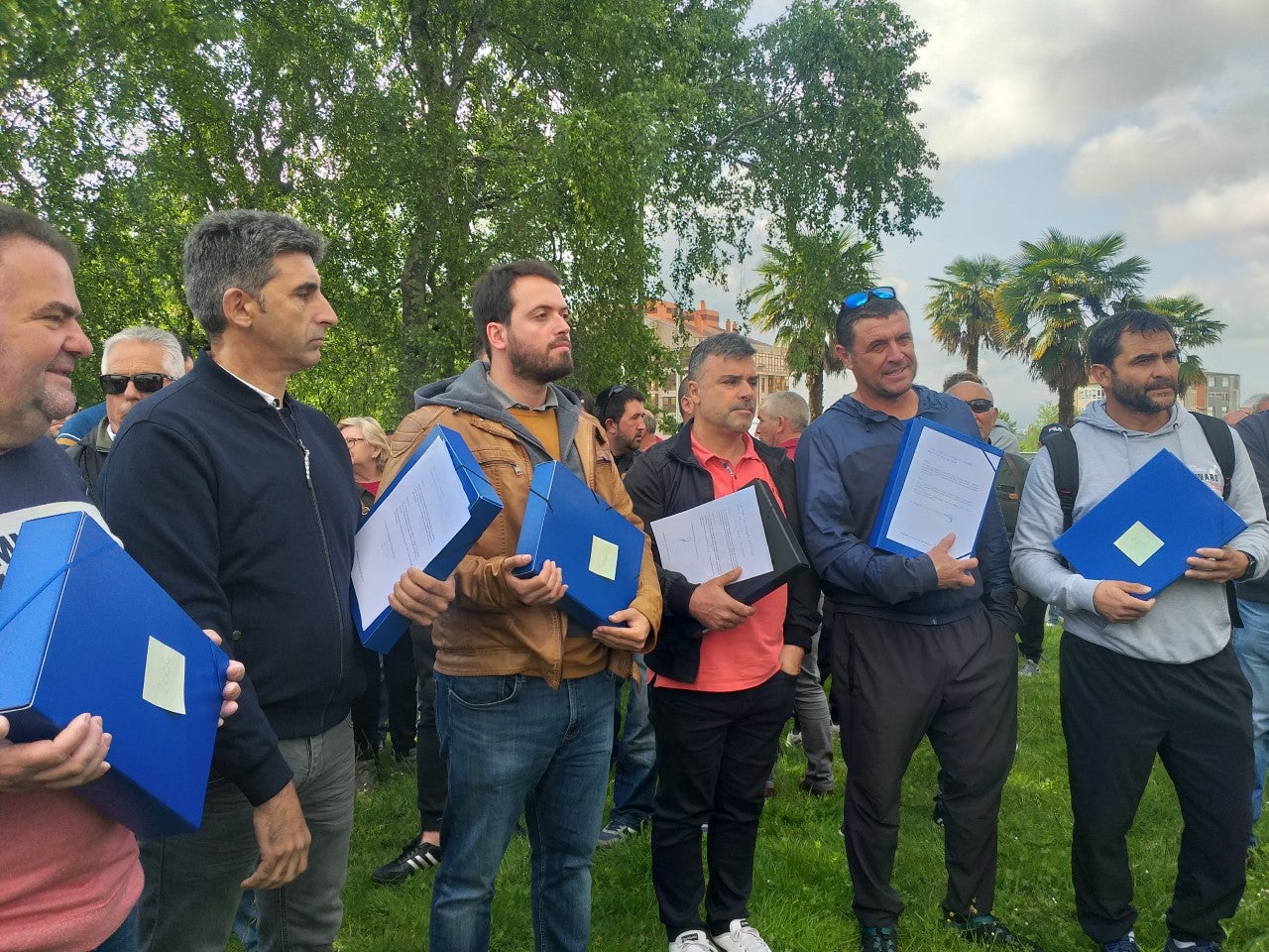 Los productores de mejillón entregan 15.000 firmas en la Xunta para recuperar la gestión de la mejilla Los productores de mejillón entregan 15.000 firmas en la Xunta para recuperar la gestión de la mejilla