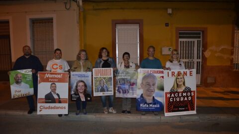 Pegada carteles en Petrer en la campaña electoral de 2019.