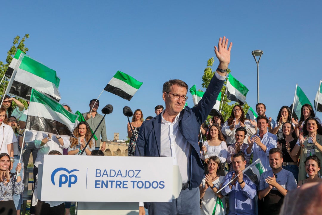 El lapsus de Feijóo en Badajoz: "Eso es lo que percibo cada vez que vengo a Andalucía" El lapsus de Feijóo en Badajoz: "Eso es lo que percibo cada vez que vengo a Andalucía"