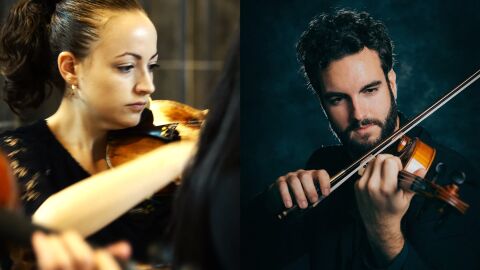 Duo de violines que act&uacute;a en el teatro de la sensaci&oacute;n
