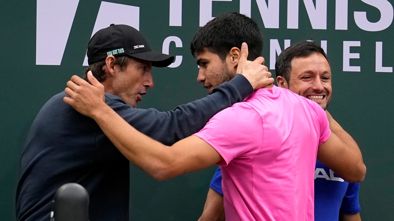 Carlos Alcaraz saluda a su entrenador, Juan Carlos Ferrero