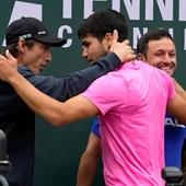 Carlos Alcaraz saluda a su entrenador, Juan Carlos Ferrero Carlos Alcaraz saluda a su entrenador, Juan Carlos Ferrero