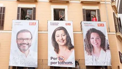 Arranca la campaña electoral en Baleares... con la tradicional pegada de carteles. Imagen de los tres candidatos del PSIB-PSOE en las elecciones del 28 de mayo de 2023