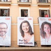 Arranca la campaña electoral en Baleares... con la tradicional pegada de carteles.