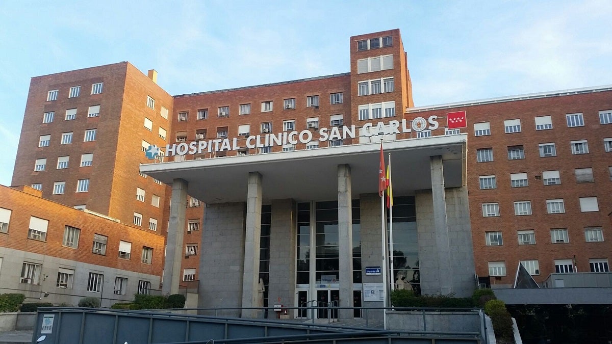 Un fallecido y decenas de intoxicados en un incendio en el hospital Clínico de Madrid Un fallecido y decenas de intoxicados en un incendio en el hospital Clínico de Madrid