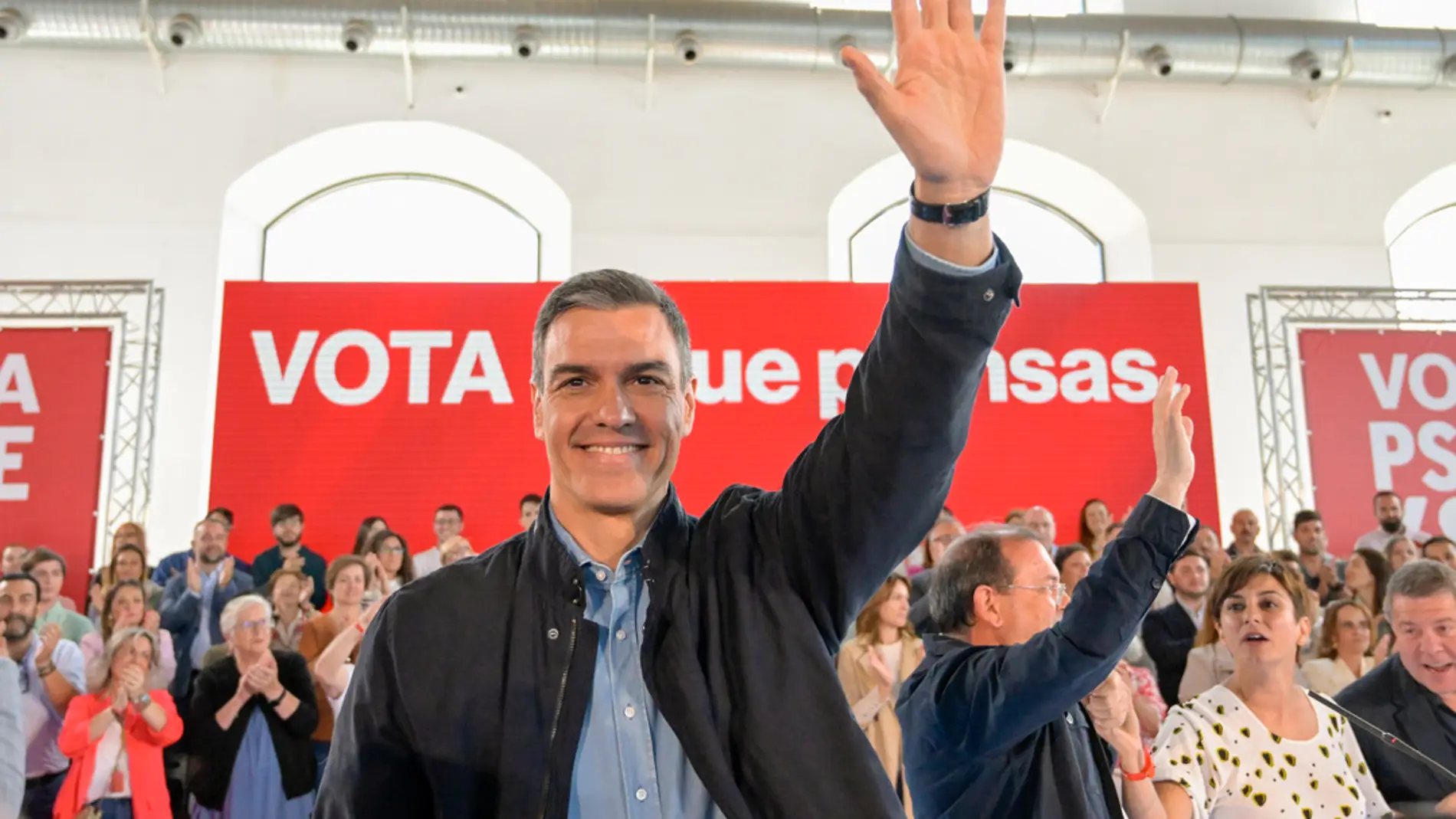 El secretario general del PSOE y presidente del Gobierno, Pedro Sánchez (i), en un acto público en Puertollano (Ciudad Real) este domingo. 