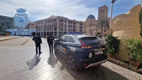 Agentes de la Policía Nacional de Elche. Agentes de la Policía Nacional de Elche.
