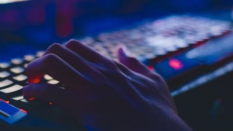 Imagen de archivo de una persona escribiendo en un teclado