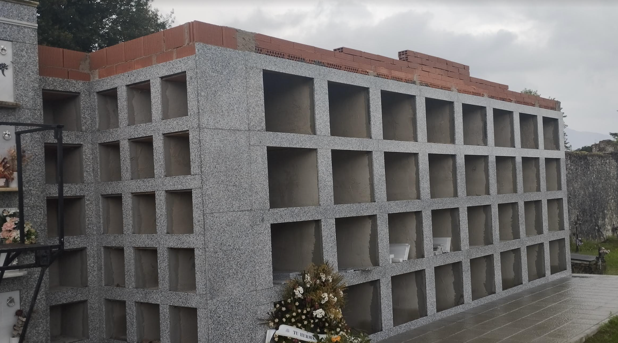 El Ayuntamiento de Llanes amplía el cementerio municipal de Camplengo con un nuevo pabellón de nichos y columbarios El Ayuntamiento de Llanes amplía el cementerio municipal de Camplengo con un nuevo pabellón de nichos y columbarios