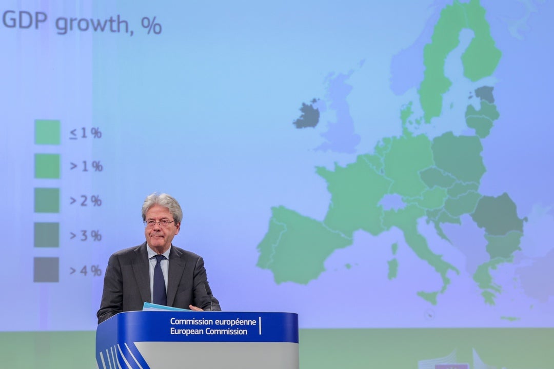 Bruselas mejora las previsiones de crecimiento de España y eleva al 1,9% el PIB Bruselas mejora las previsiones de crecimiento de España y eleva al 1,9% el PIB