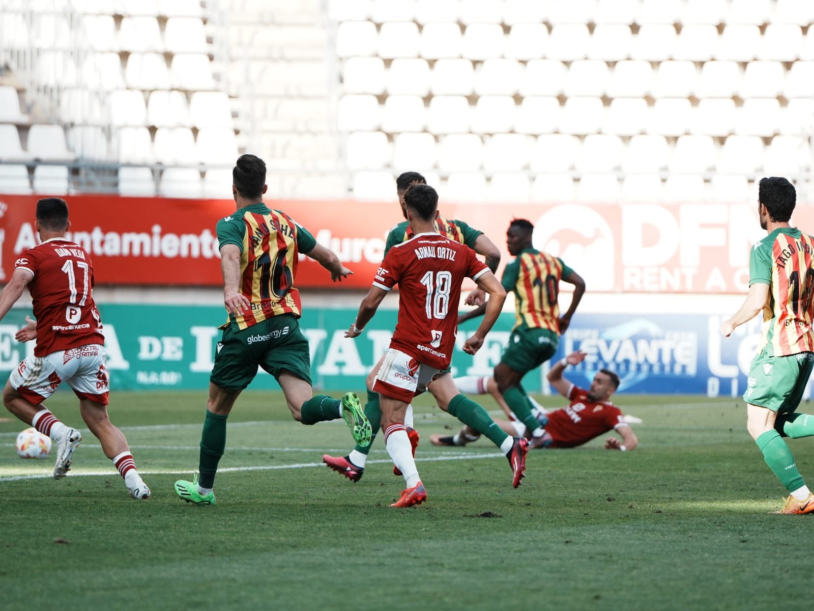 Optimismo en el Real Murcia pese al cruel empate ante el Castellón Optimismo en el Real Murcia pese al cruel empate ante el Castellón