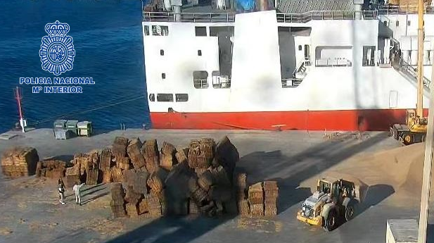 La Policía Nacional detiene al capitán de un barco mercante por llevar polizones a bordo y facilitar su acceso a territorio español La Policía Nacional detiene al capitán de un barco mercante por llevar polizones a bordo y facilitar su acceso a territorio español