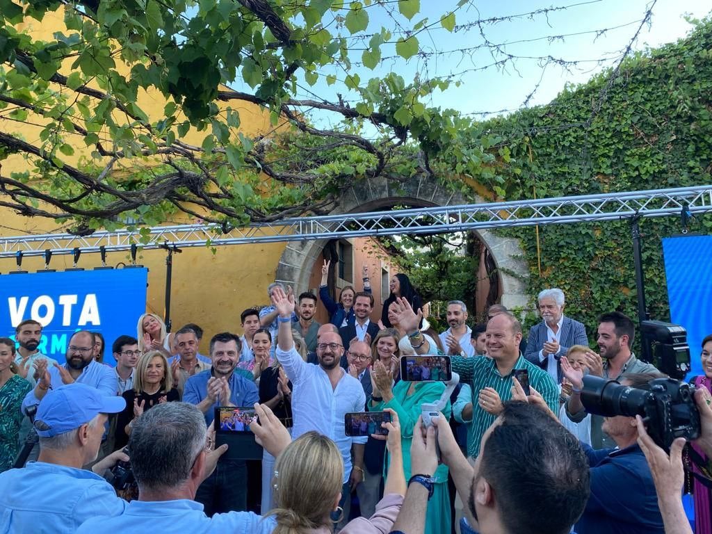 El PP de El Puerto llena las bodegas 'El Cortijo' en su puesta de largo para el 28 de mayo El PP de El Puerto llena las bodegas 'El Cortijo' en su puesta de largo para el 28 de mayo