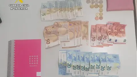 Objetos y dinero recuperado por la Guardia Civil Objetos y dinero recuperado por la Guardia Civil