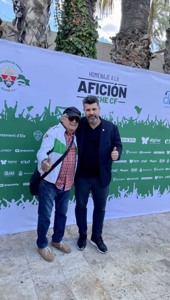 Christian Bragarnik, junto a un seguidor del Elche en la Fiesta de la Afición de la Federación de Peñas