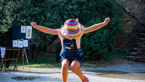 Niña saltando Pura energía