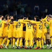 Los jugadores del Barça celebran la victoria en el RCDE Stadium