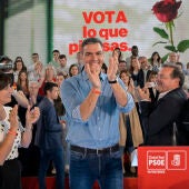 Pedro Sánchez con Emiliano García-Page y otros líderes socialistas durante un acto del PSOE en Puertollano