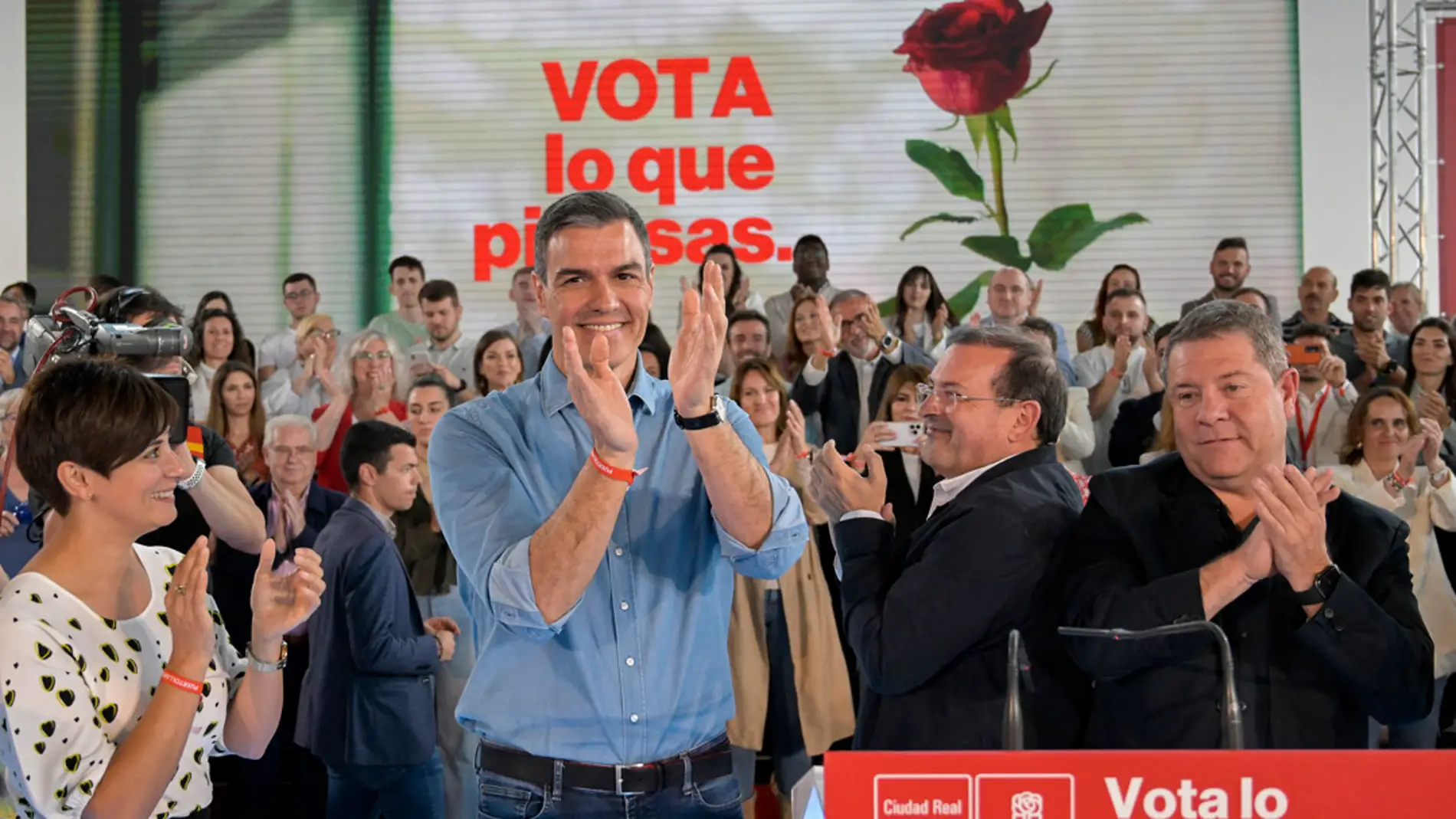 Pedro Sánchez con Emiliano García-Page y otros líderes socialistas durante un acto del PSOE en Puertollano
