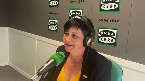 Sonia Alastruey (CHA), ante el micr&oacute;fono de Onda Cero en Huesca.