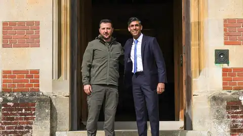 El primer ministro británico, Rishi Sunak, da la bienvenida al presidente de Ucrania, Volodímir Zelenski, en la residencia campestre de Chequers El primer ministro británico, Rishi Sunak, da la bienvenida al presidente de Ucrania, Volodímir Zelenski, en la residencia campestre de Chequers
