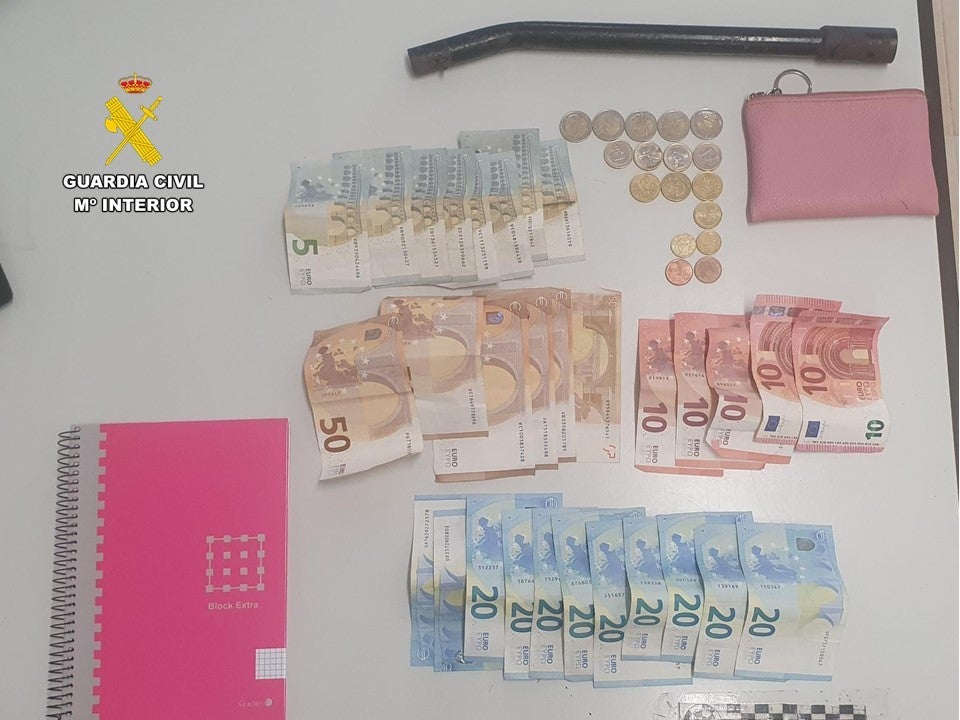 La Guardia Civil detiene a una pareja en Callosa d'En Sarrià por varios delitos de extorsión y robo con violencia La Guardia Civil detiene a una pareja en Callosa d'En Sarrià por varios delitos de extorsión y robo con violencia
