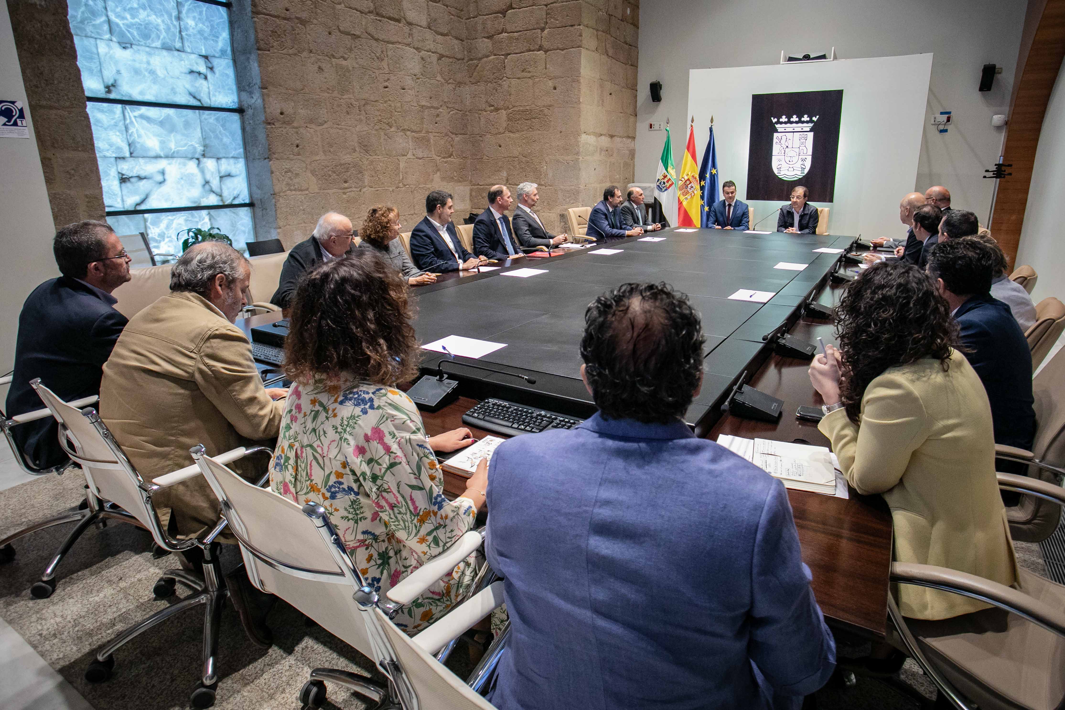 El ministro de Industria, Héctor Gómez, se reúne en presidencia de la Junta con representantes del sector de la Energía promotores de grandes proyectos en la región El ministro de Industria, Héctor Gómez, se reúne en presidencia de la Junta con representantes del sector de la Energía promotores de grandes proyectos en la región