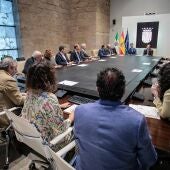 El ministro de Industria, Héctor Gómez, se reúne en presidencia de la Junta con representantes del sector de la Energía promotores de grandes proyectos en la región